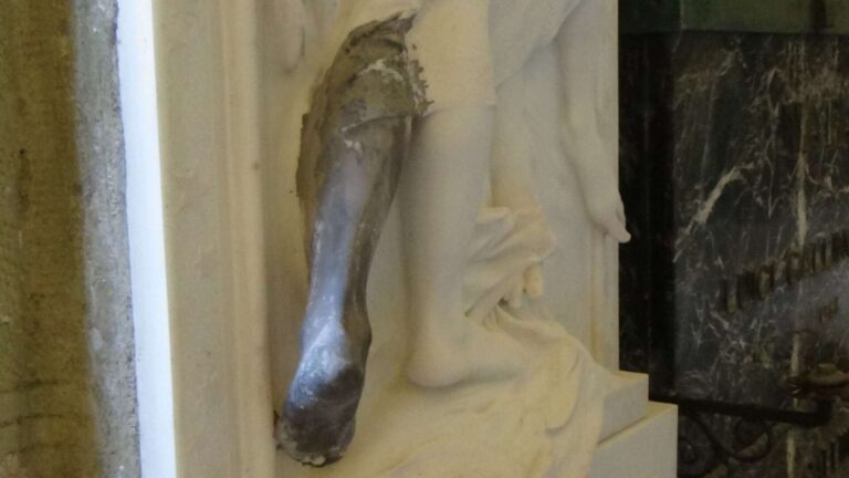 Dettaglio Opera in corso di restauro, cimitero Staglieno