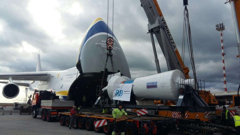 Genova, l’aereo dei record torna al Colombo