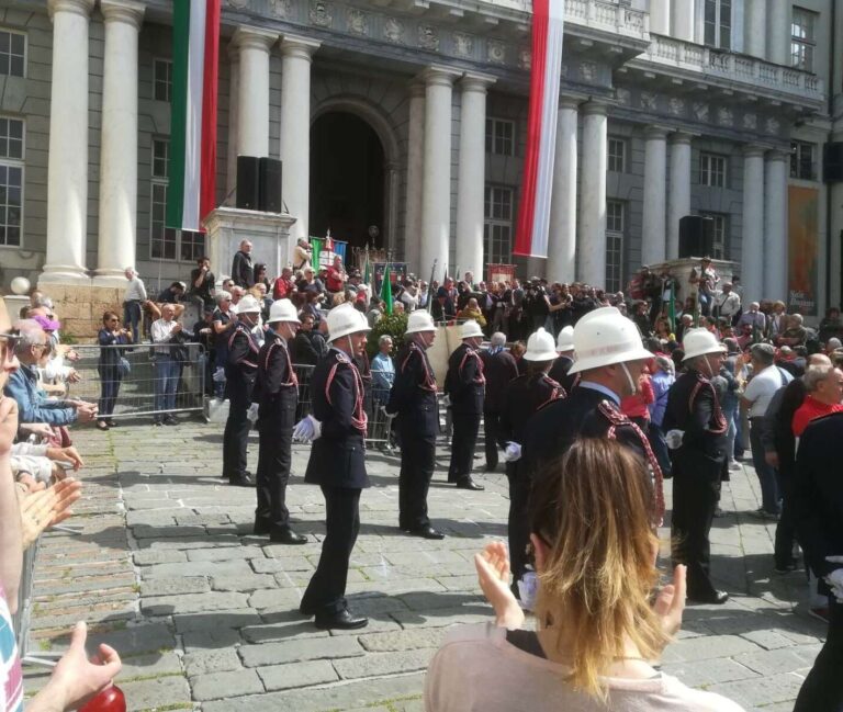 25 Aprile: Genova, fischi e applausi per Bucci e Toti
