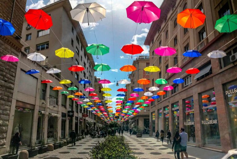 Dietro gli ombrelli colorati che hanno invaso Genova c’è un’azienda locale