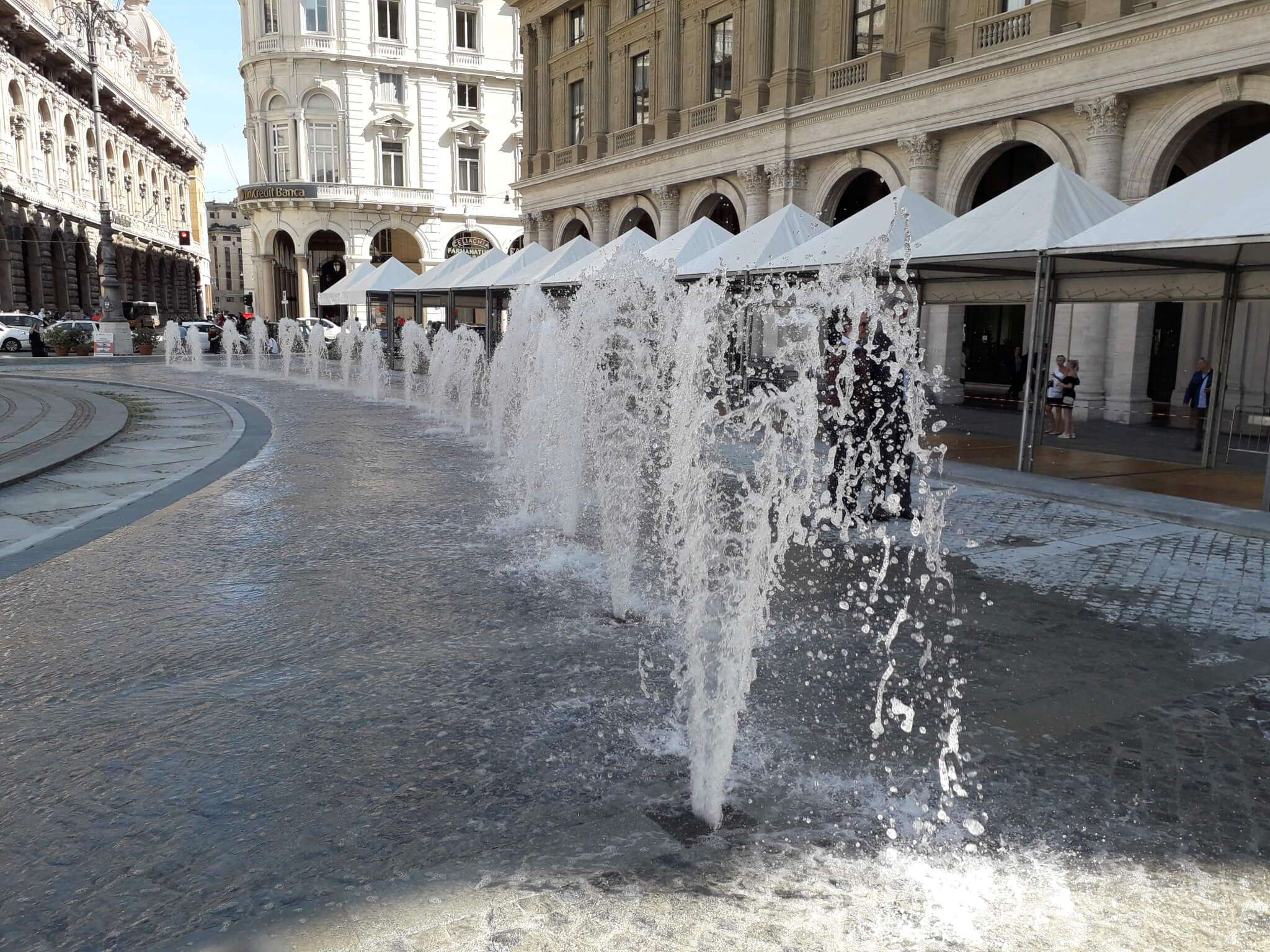Genova: piazza de Ferrari ritrova gli zampilli laterali alla fontana