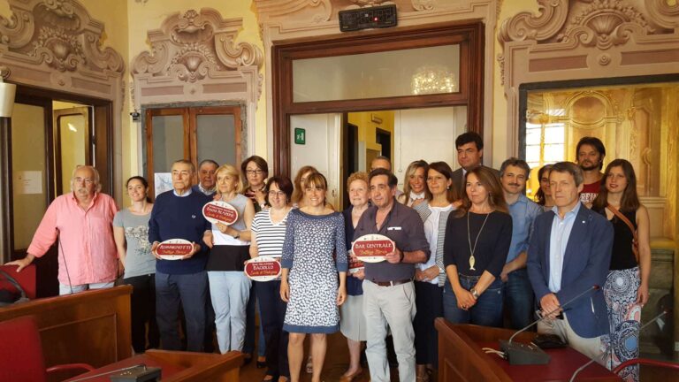 Sestri Levante, consegnate vetrofanie a botteghe e locali storici