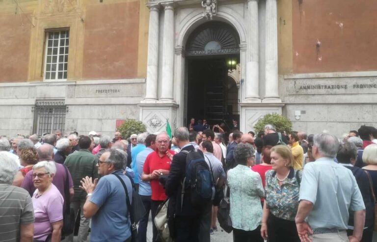 Genova: presidio di solidarietà per Mattarella