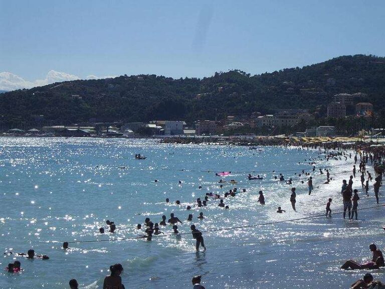 Varazze, gestione della spiaggia libera Ponente Teiro prorogata al 31/12/25