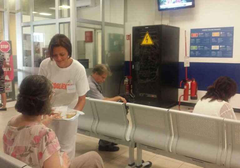 Genova: un team in arancione per accogliere i pazienti al Villa Scassi