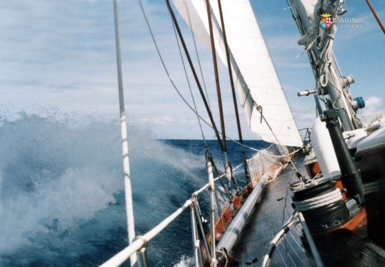 Marina Militare, la nave scuola Corsaro approda a Imperia