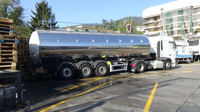 Latte Tigullio – stabilimento Centro Latte Rapallo – camion-cisterna
