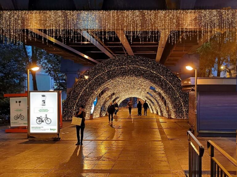 Natale di luci in Liguria: a Genova il tunnel luminoso più grande d’Europa