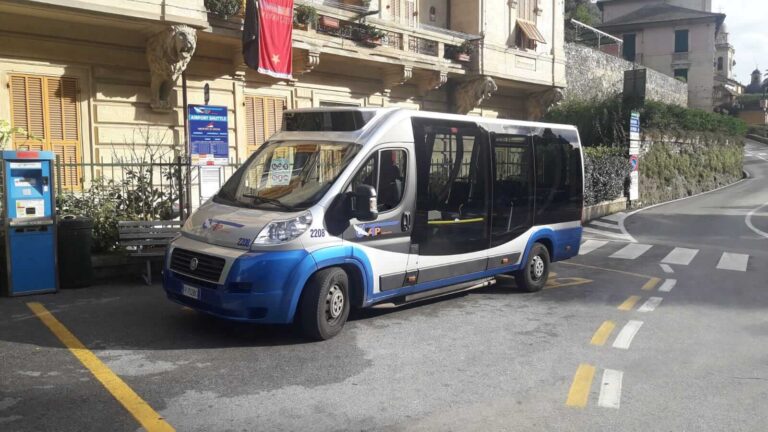 Portofino, sbarcato il bus navetta per ripristinare la linea 82