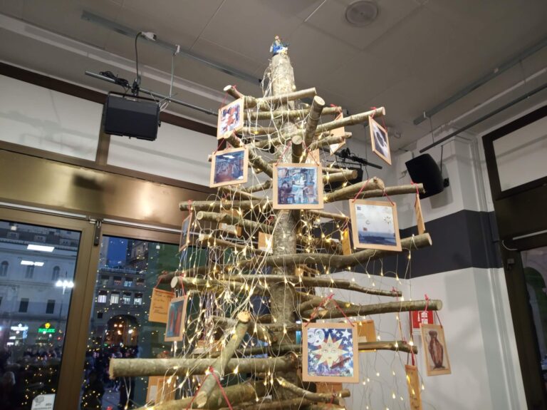 Un albero per Genova: 43 artisti reinterpretano il Natale, l’opera esposta in Regione