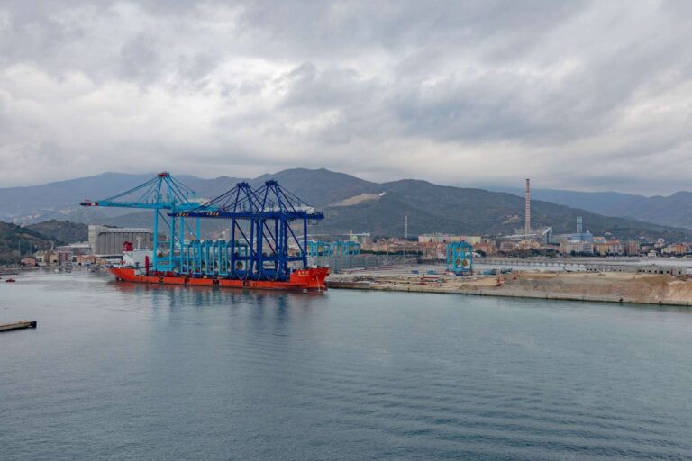 La nuova gru nel terminal di Vado Ligure (1)