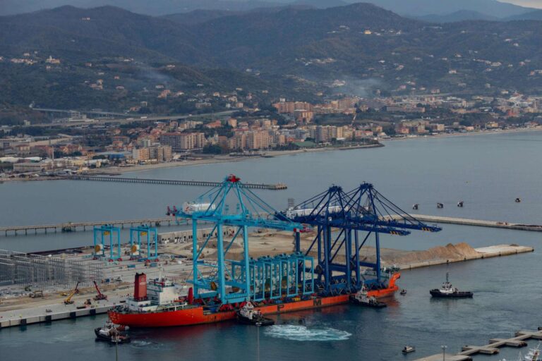 Vado Ligure: è arrivata la maxi-gru che opererà nel terminal