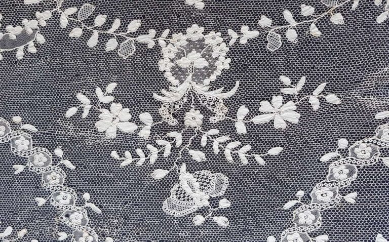 Merletti, pizzi e design: moda protagonista di due mostre a Palazzo Bianco