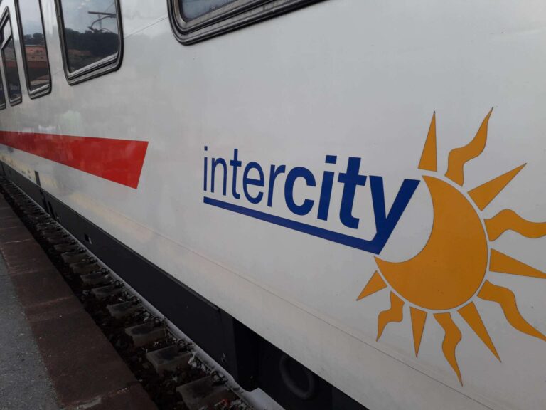 Posti esauriti sui treni per la Liguria, Cgil: «Servono incentivi e risorse pubbliche per il servizio»