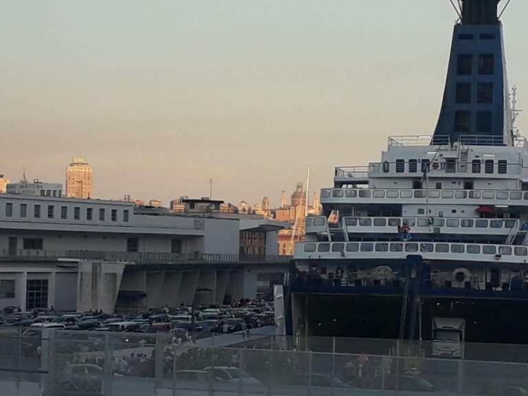 Porto di Genova, caos traffico traghetti e crociere: oggi tavolo tecnico anti-ingorgo