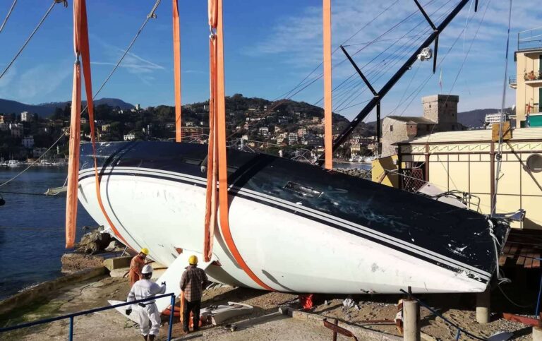 Rapallo, al via la rimozione delle barche a vela arenate sul litorale