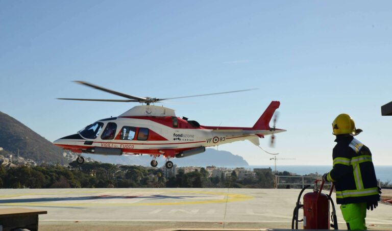 Gaslini: volo in elicottero per ex bambini prematuri per il 25 anni del trasporto neonatale