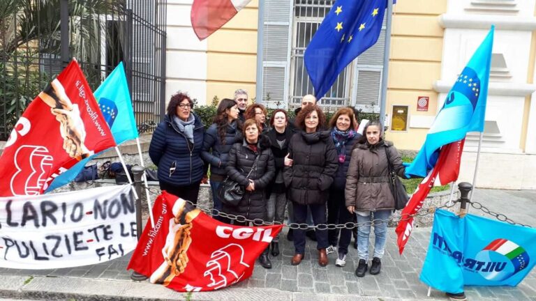 Stipendi in ritardo per le lavoratrici delle pulizie alla Caserma Vittorio Veneto: presidio di protesta