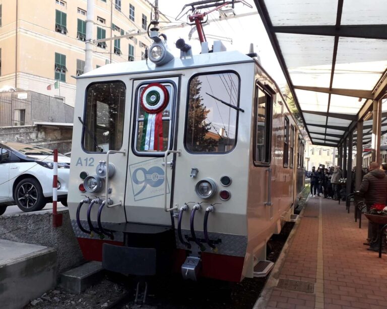 Ferrovia Genova-Casella, nuova livrea per i 90 anni di attività