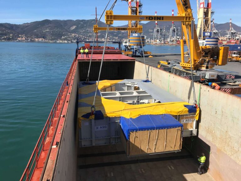 Magnete di 200 tonnellate imbarcato alla Spezia da Gruppo Tarros