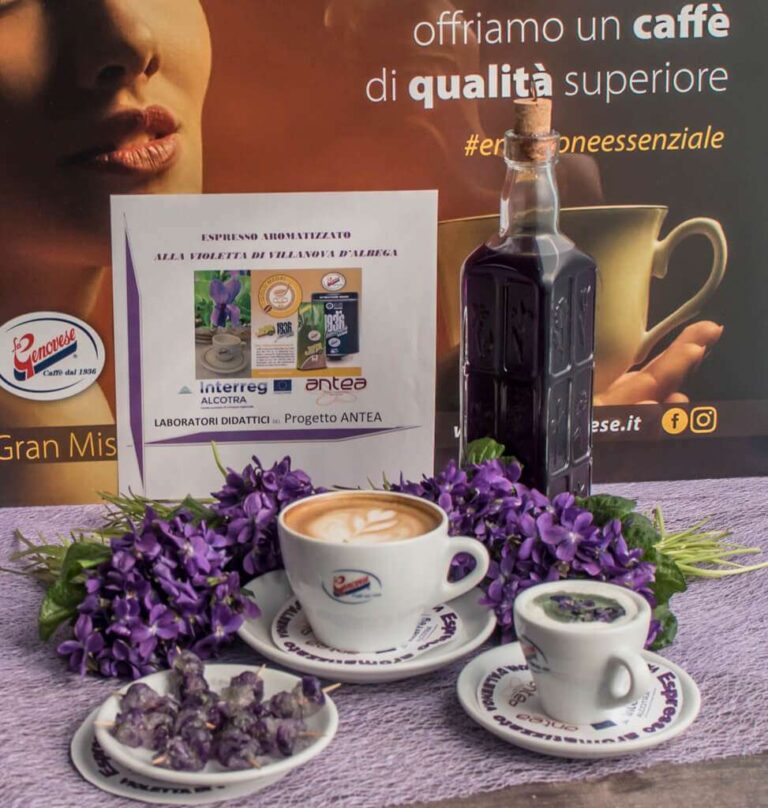caffè con fiori eduli