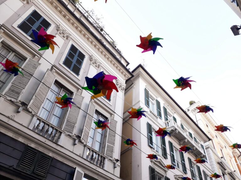 Le girandole di Gattorna colorano il centro di Genova