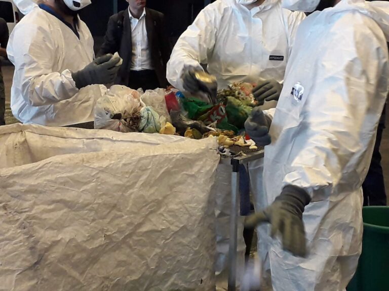 Nei rifiuti indifferenziati genovesi troppo organico e plastica: i risultati dell’analisi merceologica