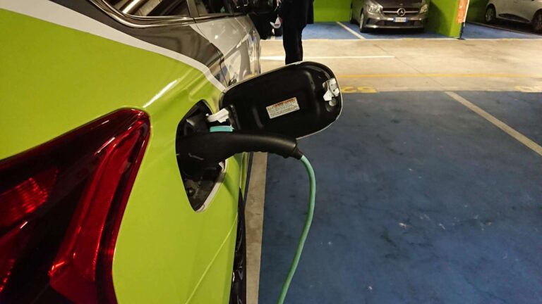 Cento storie di e-mobility: nel report 2020 di Enel e Fondazione Symbola sono cinque quelle liguri