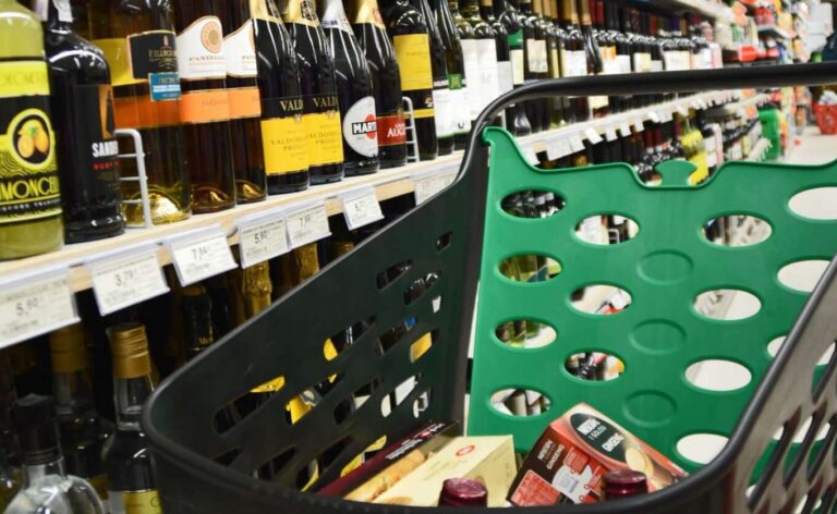 Commercio: il futuro è la riduzione e la metamorfosi dei punti vendita