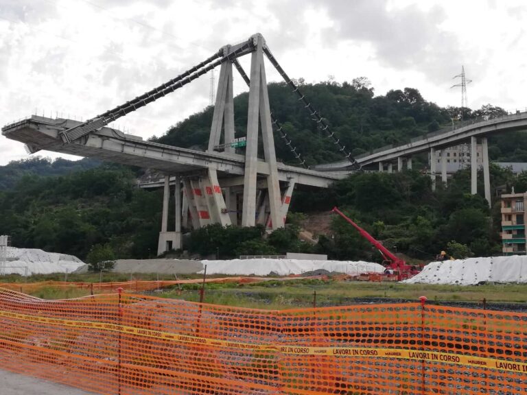 Demolizione ponte Morandi, affissione cartelli informativi nelle zone interessate