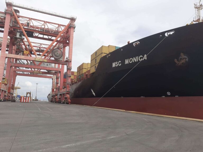 Primo scalo al terminal Imt (Gruppo Messina) per il servizio Canada Express 1 di Msc