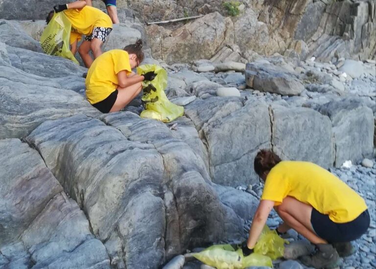 Riomaggiore: Legambiente “scova” oltre 1.800 rifiuti in spiaggia