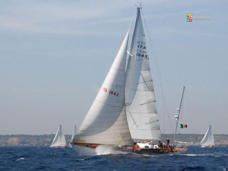 La nave scuola Corsaro II della Marina militare in sosta a Imperia