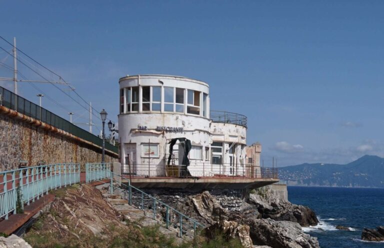 Marinella di Nervi, Bucci: «Non escludo l’abbattimento dell’edificio»