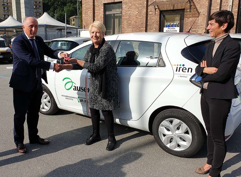 Iren Genova consegna un’auto elettrica ad Auser Genova e Liguria