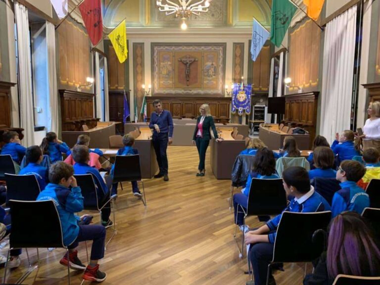 Rapallo, lezione di educazione civica: gli alunni simulano una seduta di consiglio comunale