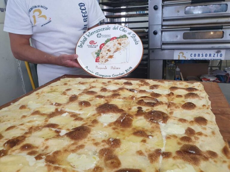 La focaccia al formaggio di Recco miglior cibo di strada italiano al festival di Cesena