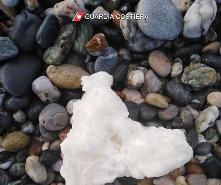 Inquinamento da paraffina sulla costa del savonese