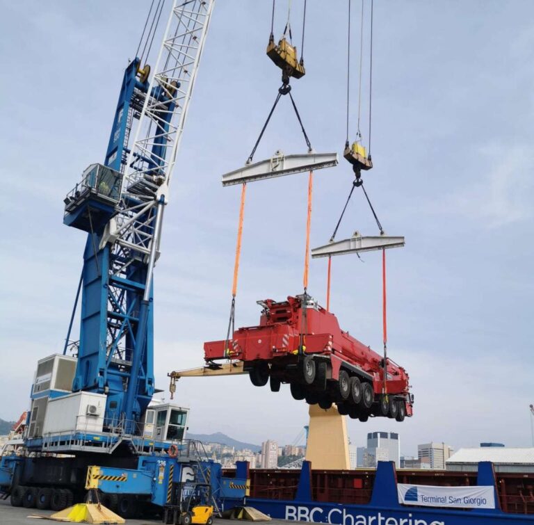 Sbarcate al Terminal San Giorgio le gru per il nuovo viadotto sul Polcevera