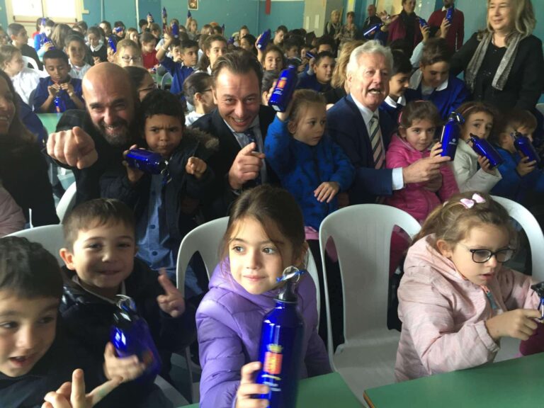 A Ventimiglia oltre 2 mila borracce per gli studenti: l’iniziativa ambientale di Comune e Zurich