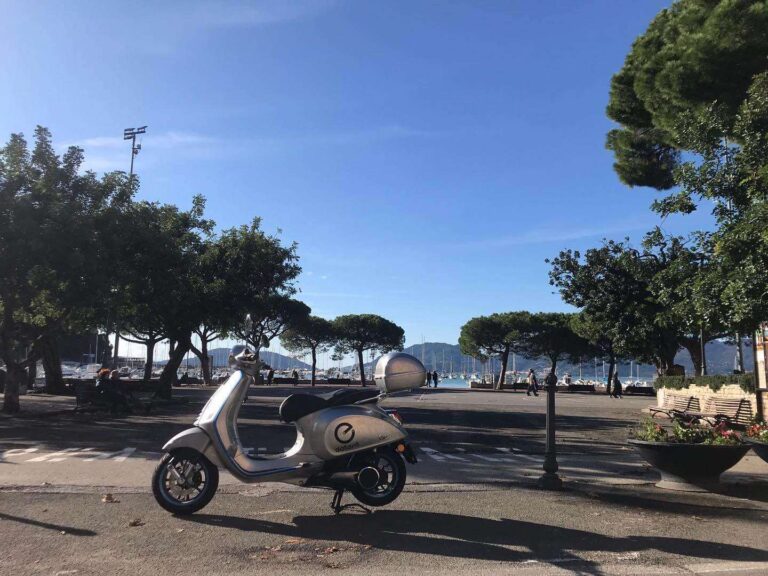 Esperienze turistiche a bordo di una vespa elettrica, ecco Dotevè, startup spezzina
