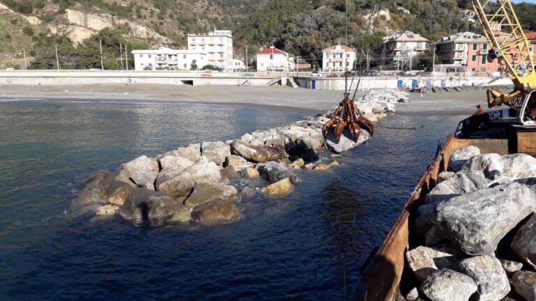Sestri Levante: iniziati i lavori per il ripristino dei pennelli a protezione della Baia delle Favole