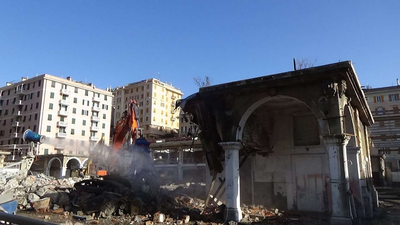 Ex Mercato di corso Sardegna a Genova, iniziata la fase delle demolizioni: fine lavori nell’ottobre 2021