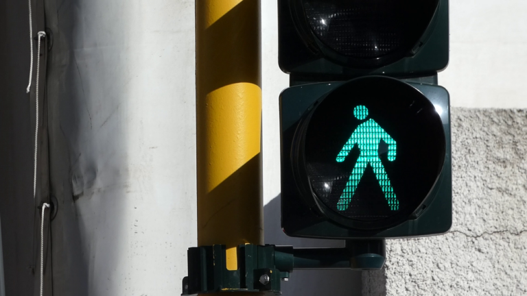 Sicurezza stradale, il piano del Comune di Genova: revisione segnaletica, più rotonde e semafori intelligenti