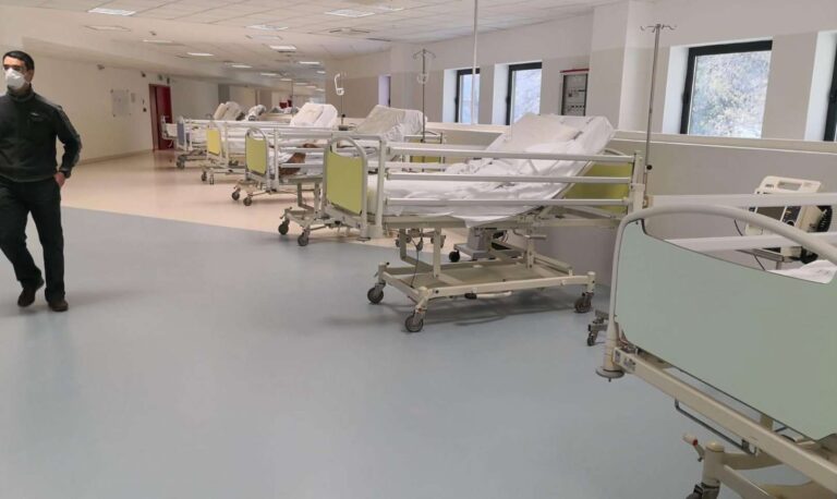 Bollettino coronavirus: in forte calo i pazienti in ospedale, ma non quelli in terapia intensiva