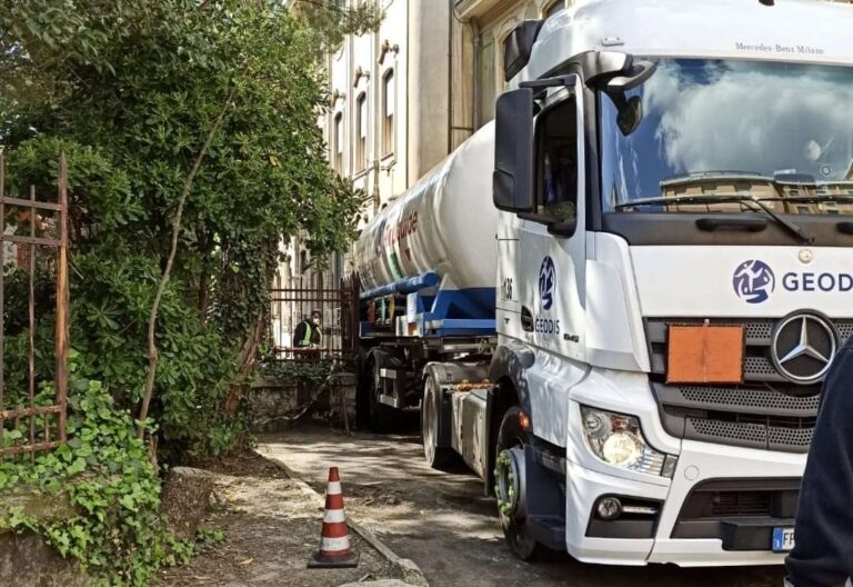 Coronavirus, altra riorganizzazione al San Martino. Oggi consegnati 20 mila litri di ossigeno