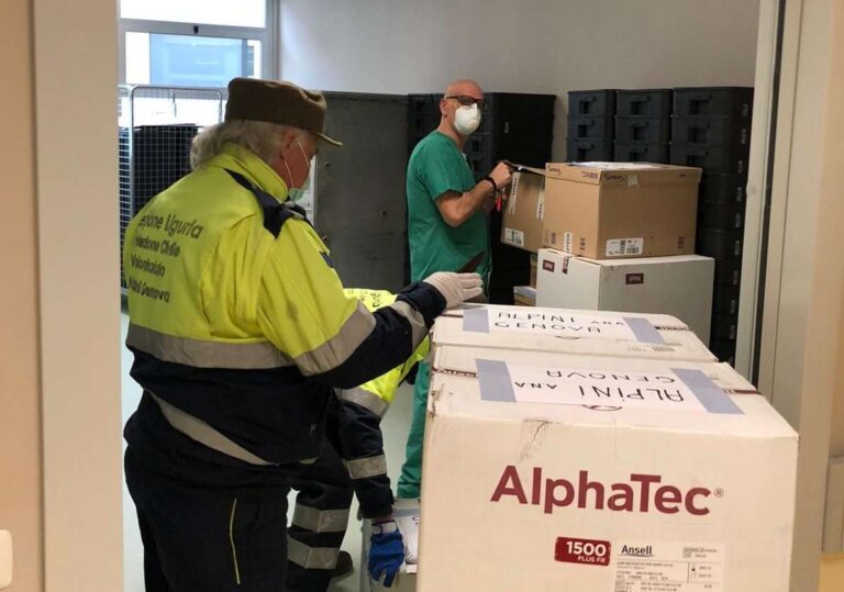 Coronavirus, dagli alpini genovesi 400 tute protettive per le rianimazioni degli ospedali