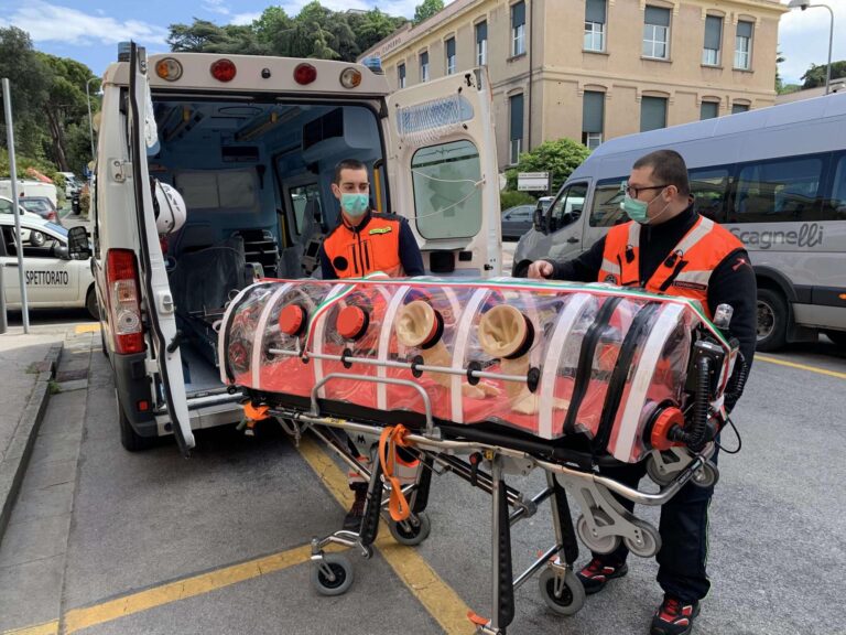 Ospedale San Martino: operativa la barella di biocontenimento e ambulanza per trasporto speciale