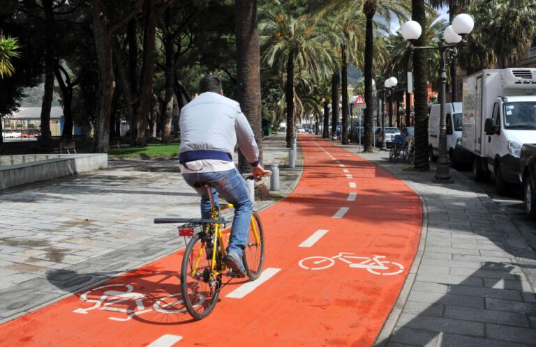 Lunghe direttrici, anelli comunali e vie verdi, ecco il biciplan della Fiab per la Città Metropolitana