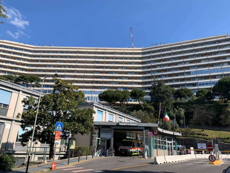 Sanità, il San Martino riapre il reparto Covid